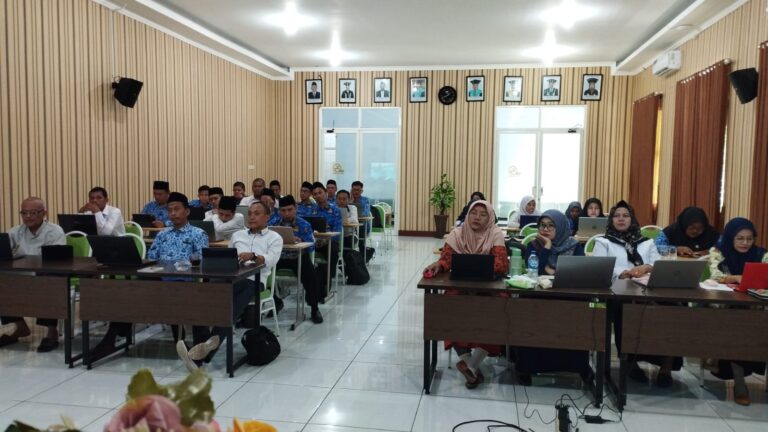 Rapat Dosen di Aula Fasya